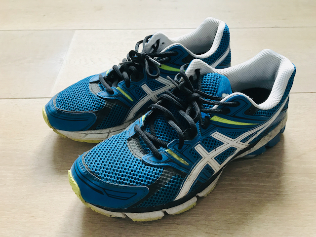 Blauwe hardloopschoenen
